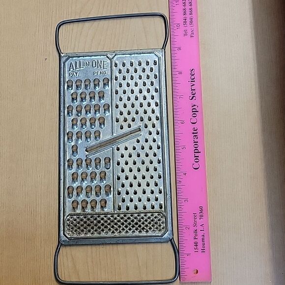 3 Vintage Metal Graters - Picture 5 of 9